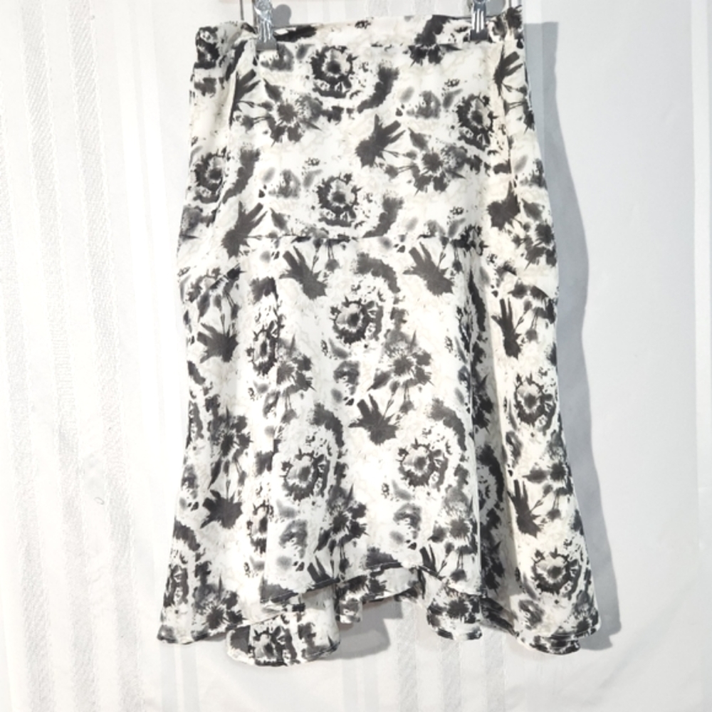 SAG HARBOR WHITE AND BLACK FLORAL PRINT SKIRT SIZE MEDIUM